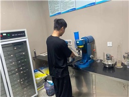 夏季聚羧酸減水劑易發(fā)霉變質(zhì)，可以如何解決？